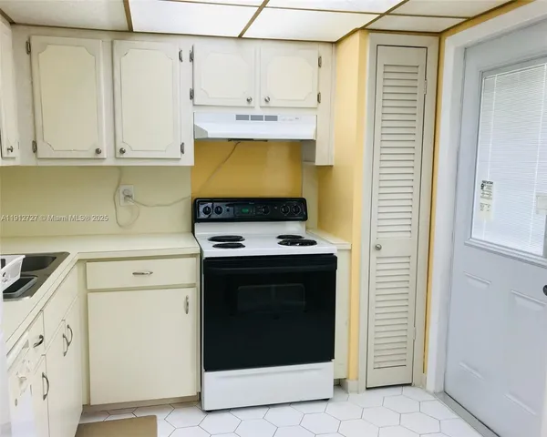 $180,000 | 1201 Northeast 191st Street, Unit G113, Miami, FL 33179