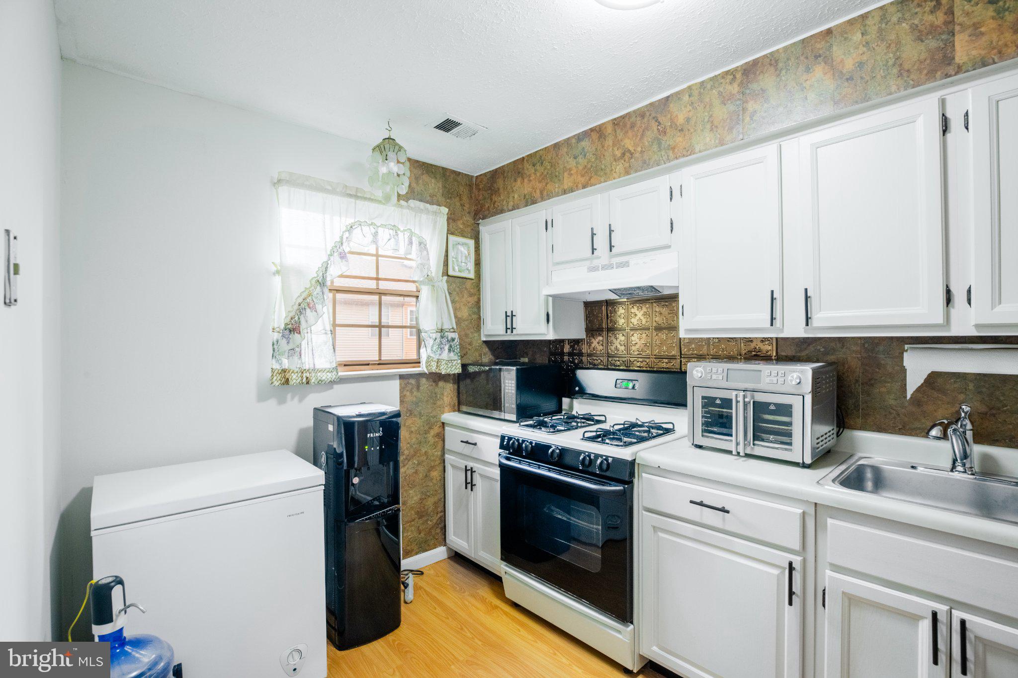 506 Pickwick Village Way Silver Spring, MD 20901 - Photo 11 of 31 Charming kitchen with modern touches.