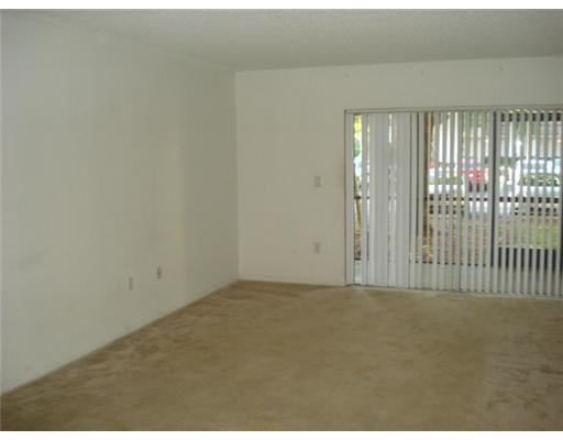 711 North Pine Island Road, Unit 103 Plantation, FL 33324 - Photo 3 of 8 Living Room
