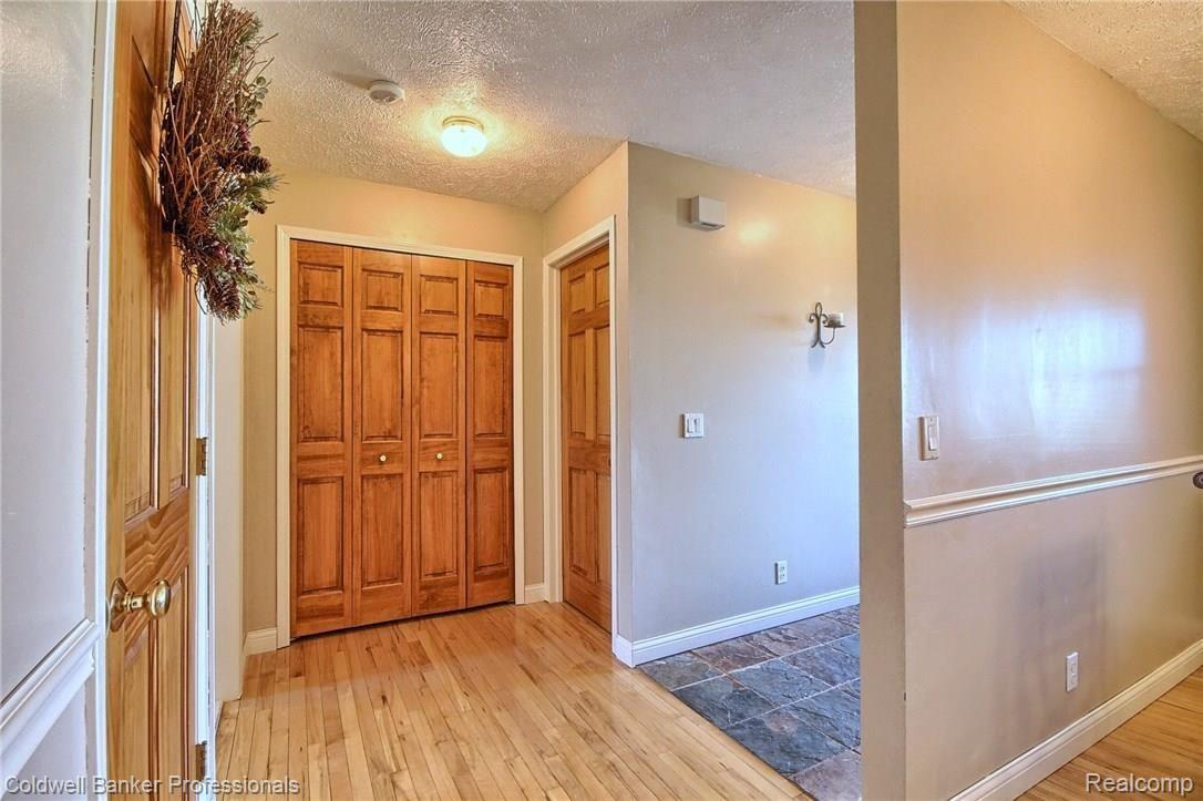 325 North Beck Road Canton, MI 48187 - Photo 13 of 44 Entrance foyer.