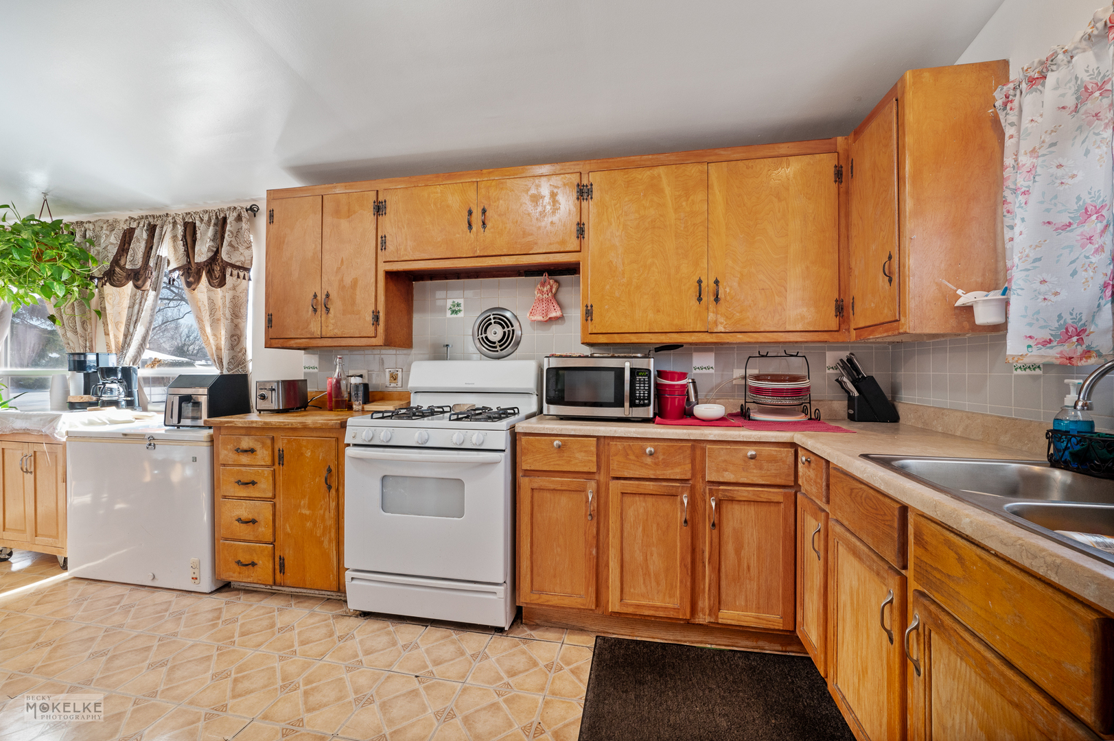 44 Iowa Avenue Addison, IL 60101 - Photo 14 of 31 a kitchen with stainless steel appliances granite countertop a sink a stove and cabinets