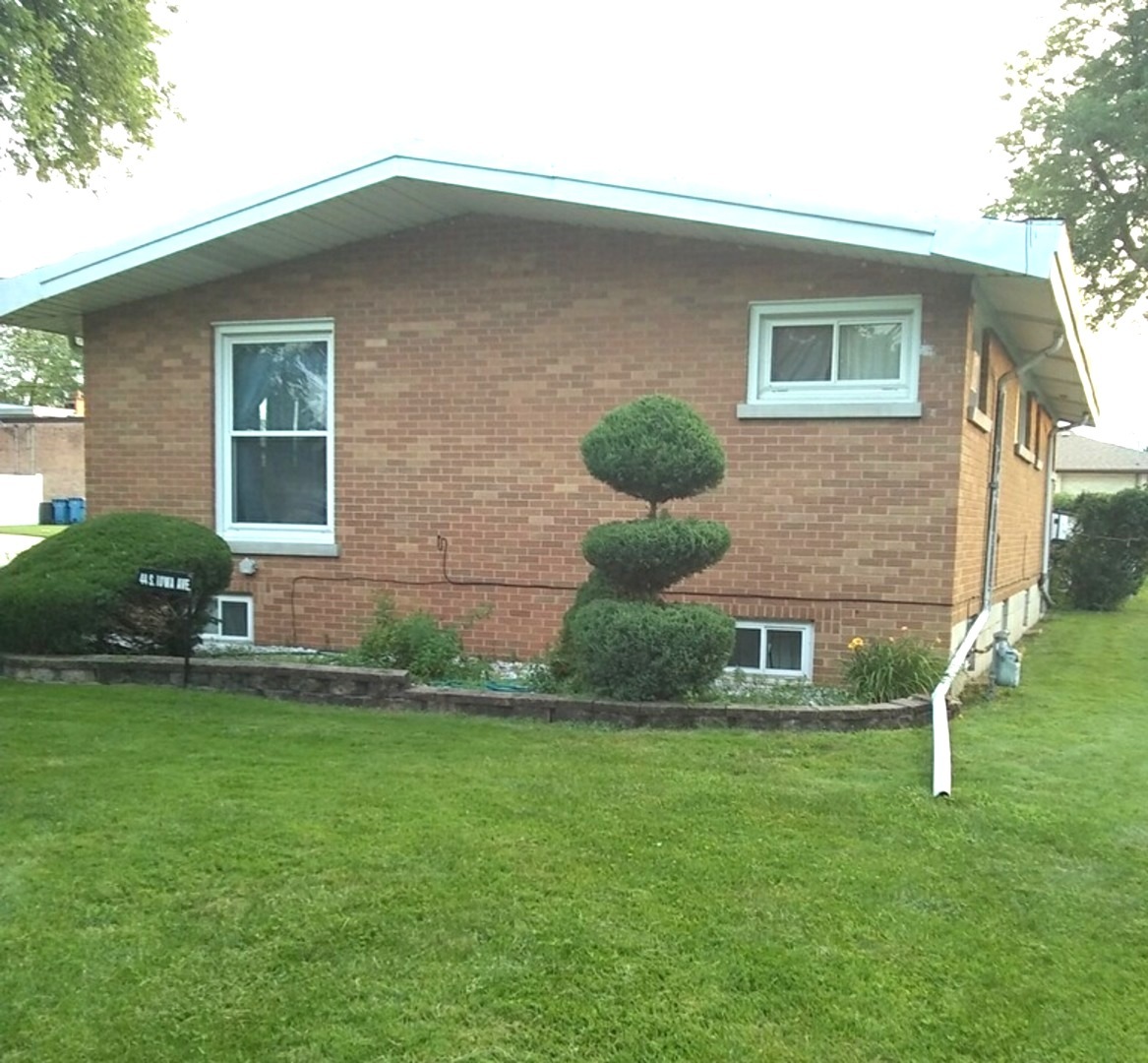 44 Iowa Avenue Addison, IL 60101 - Photo 4 of 31 a front view of a house with a garden