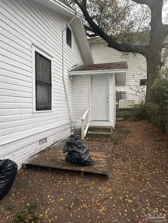 $1,200 | 14 East Strong Street, Pensacola, FL 32501