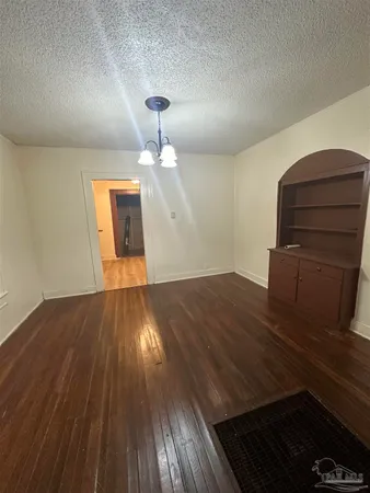$1,200 | 14 East Strong Street, Pensacola, FL 32501