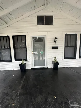 $1,200 | 14 East Strong Street, Pensacola, FL 32501