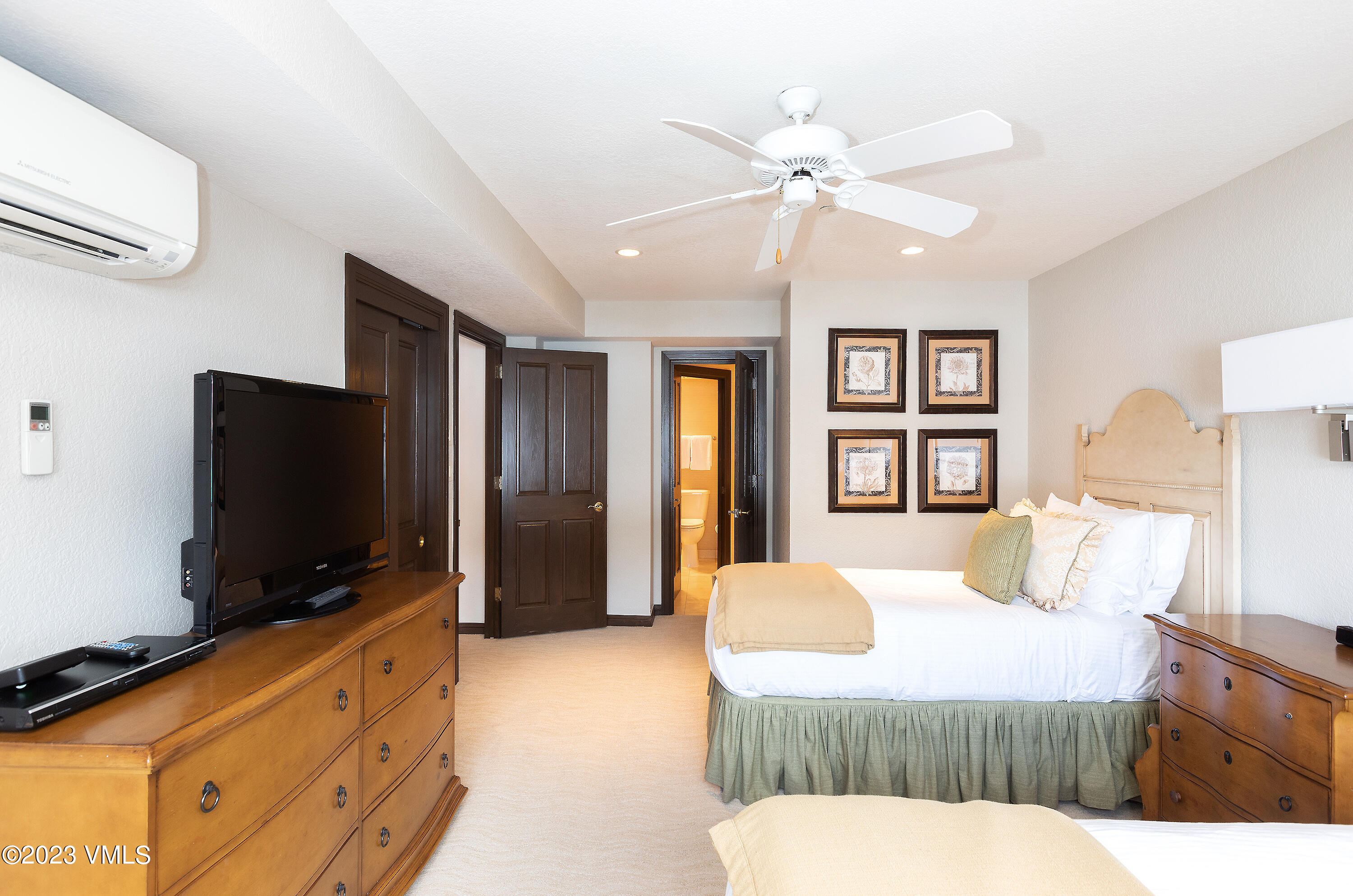 210 Offerson Road, Unit 207 WEEK 34 Beaver Creek, CO 81620 - Photo 15 of 26 a bedroom with a large bed and a flat screen tv