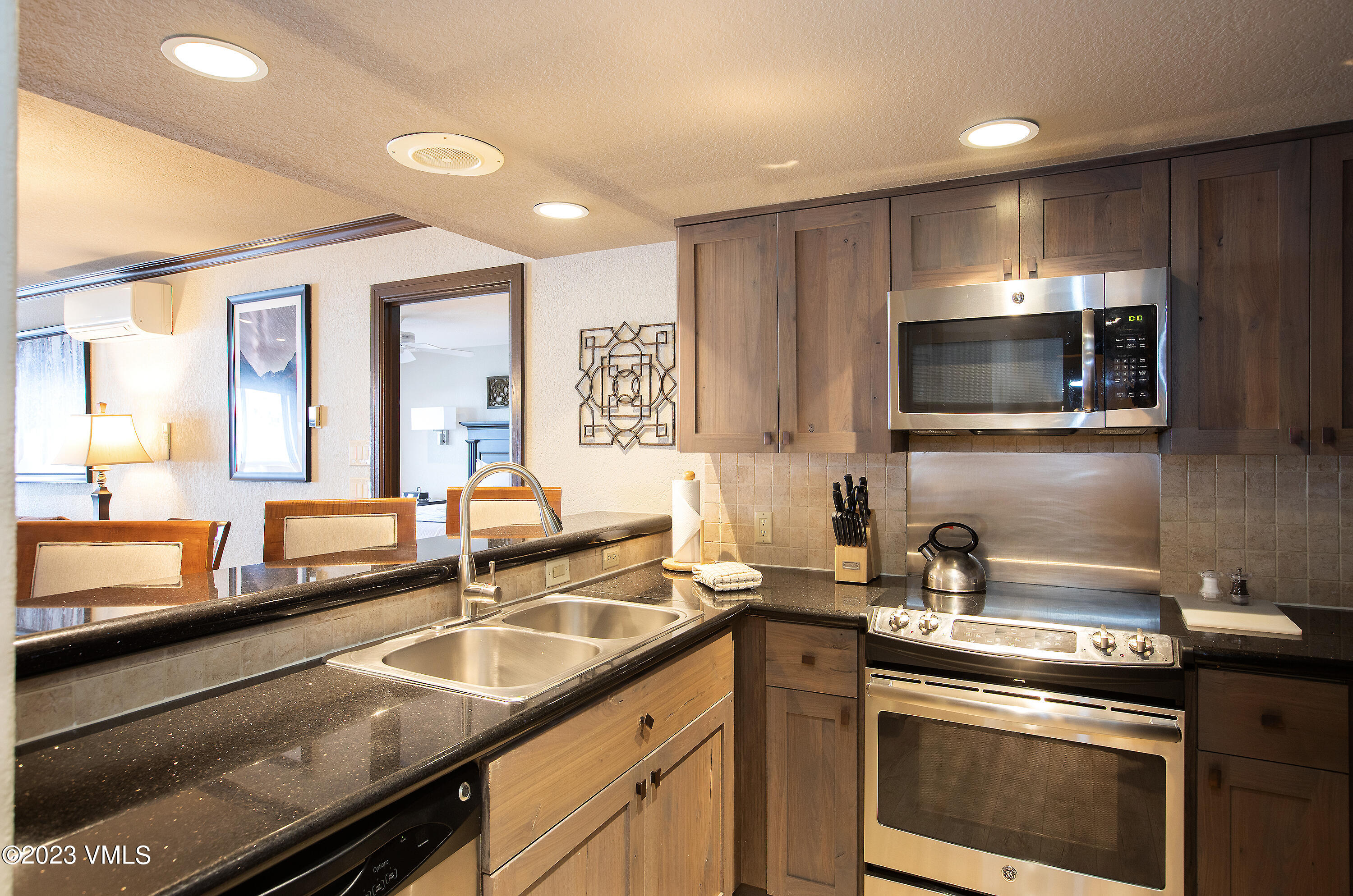 210 Offerson Road, Unit 207 WEEK 34 Beaver Creek, CO 81620 - Photo 7 of 26 a kitchen with a sink stove and microwave