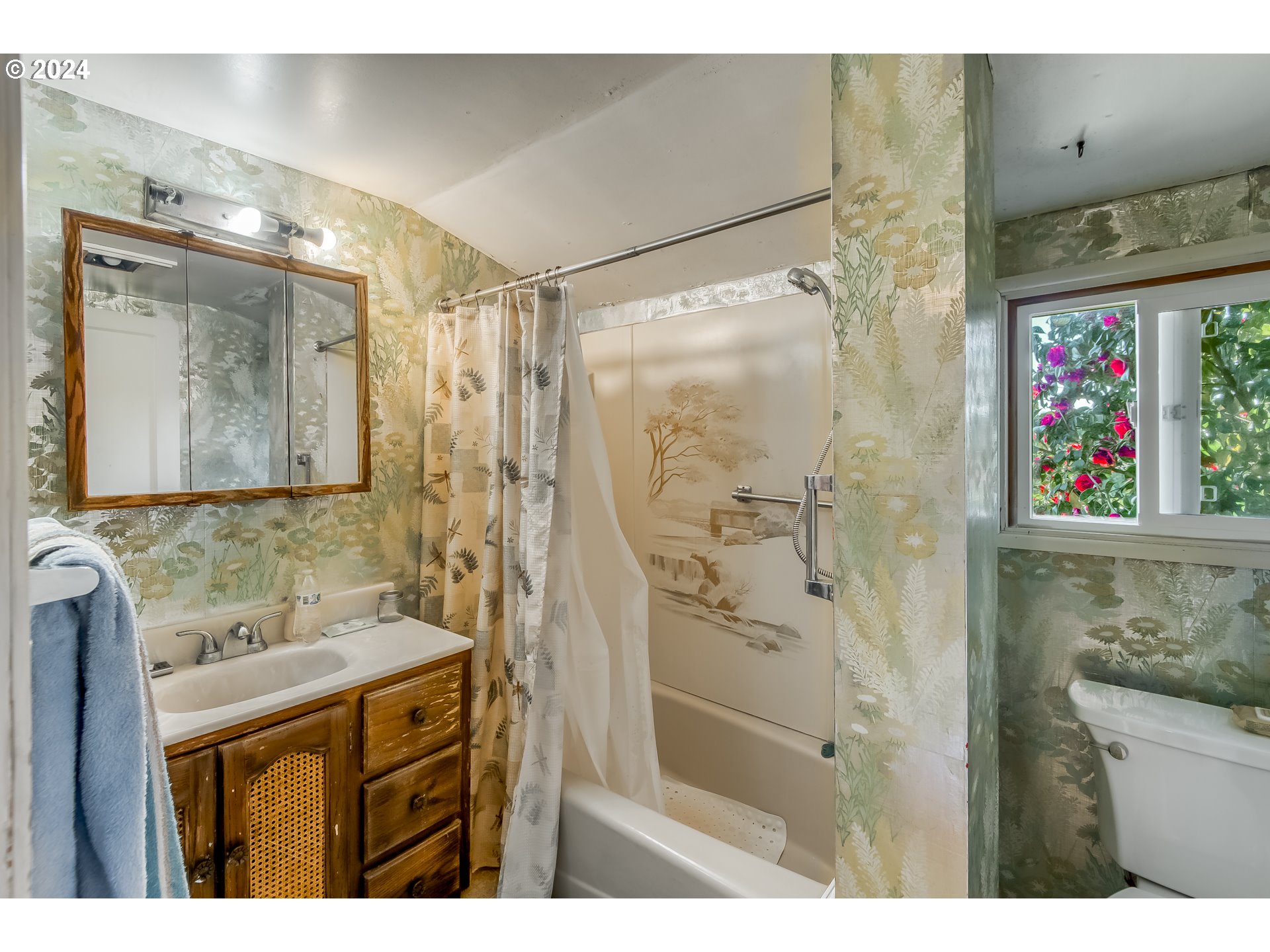 25888 South Rhoten Road Aurora, OR 97002 - Photo 23 of 34 a bathroom with a shower sink and mirror