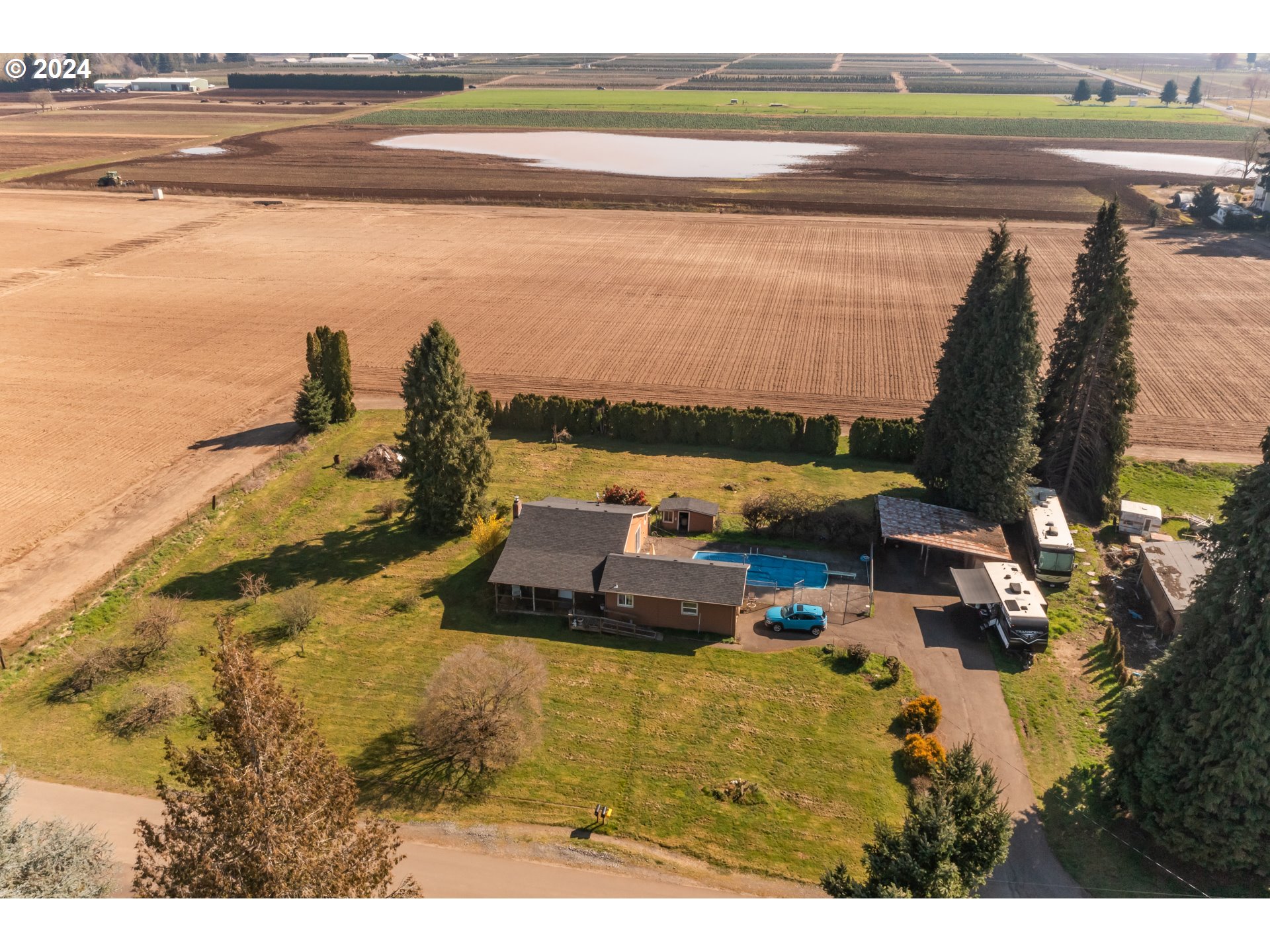 25888 South Rhoten Road Aurora, OR 97002 - Photo 3 of 34 a view of an ocean and beach