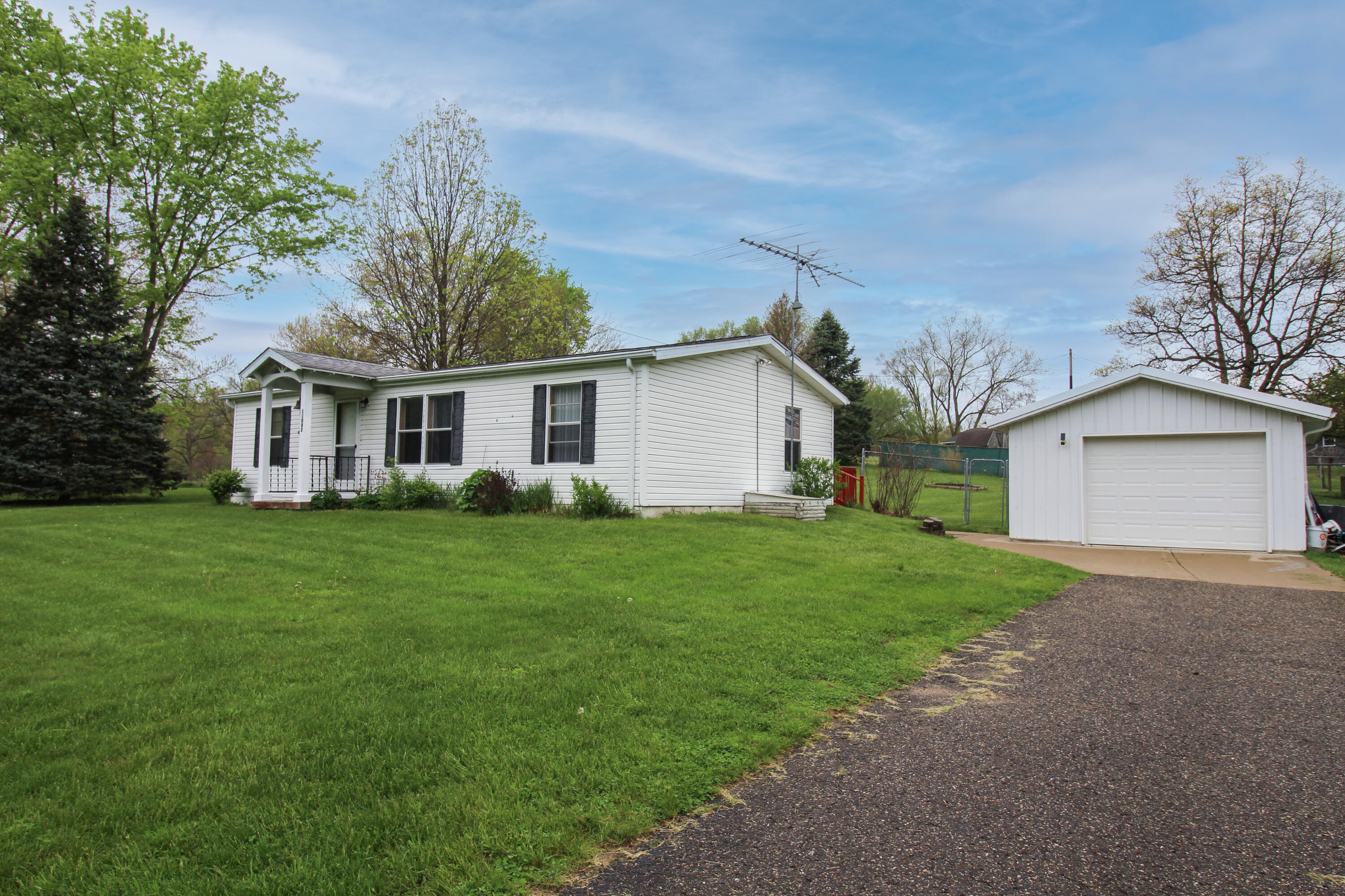 11082 Elizabeth Drive Three Rivers, MI 49093 - Photo 2 of 37 Clear Lake-37
