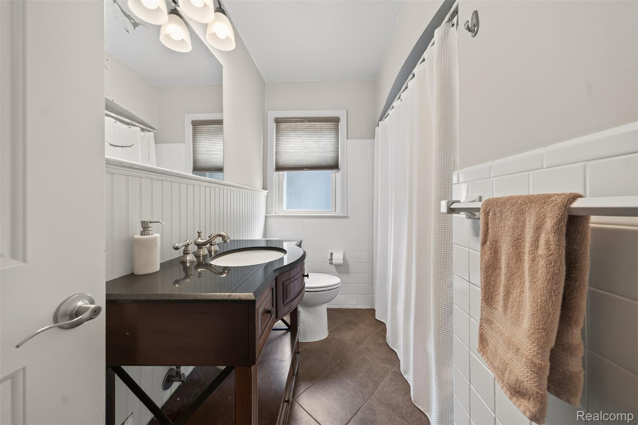 2925 Bembridge Road Royal Oak, MI 48073 - Photo 19 of 44 First floor full bath