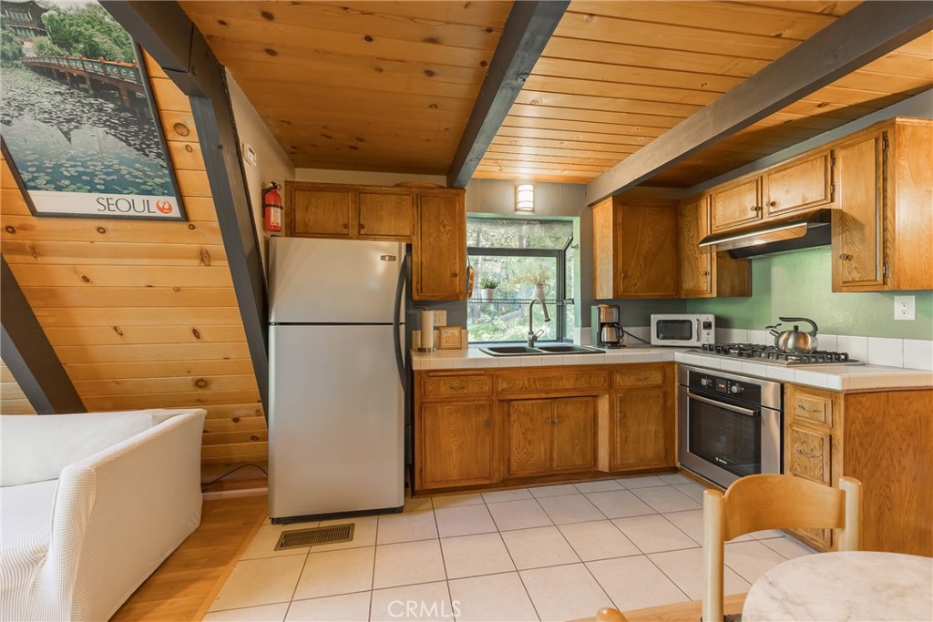 271 Fremont Road Lake Arrowhead, CA 92352 - Photo 8 of 34