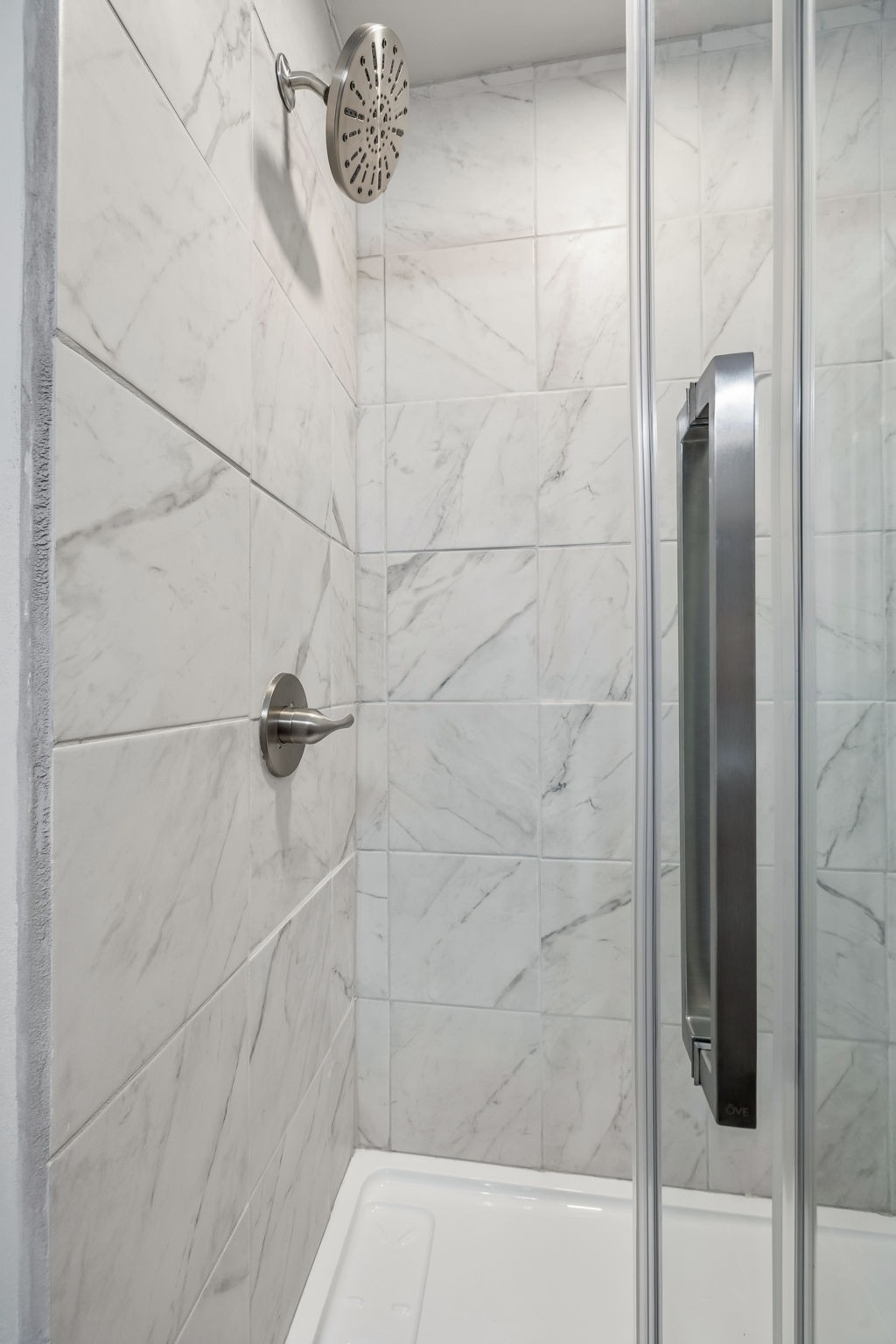 1915 Greenwood Road Charlotte, TN 37036 - Photo 41 of 60 a bathroom with a bathtub