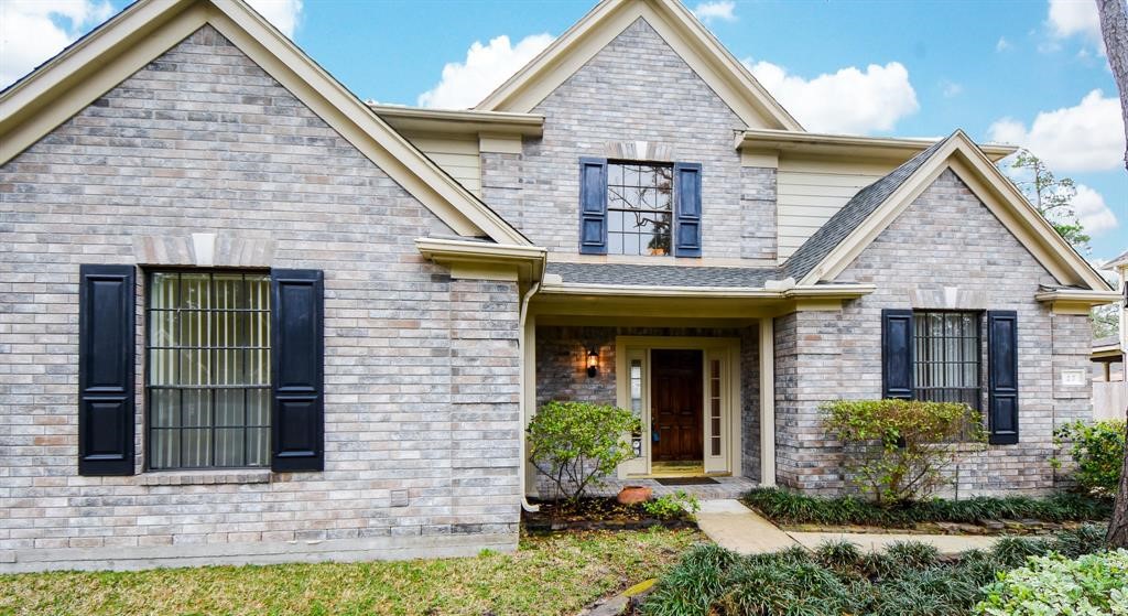 27 West Rumple Creek Place Spring, TX 77381 - Photo 2 of 32 Situated in Cochran's Crossing, this home is in the heart of The Woodlands.
