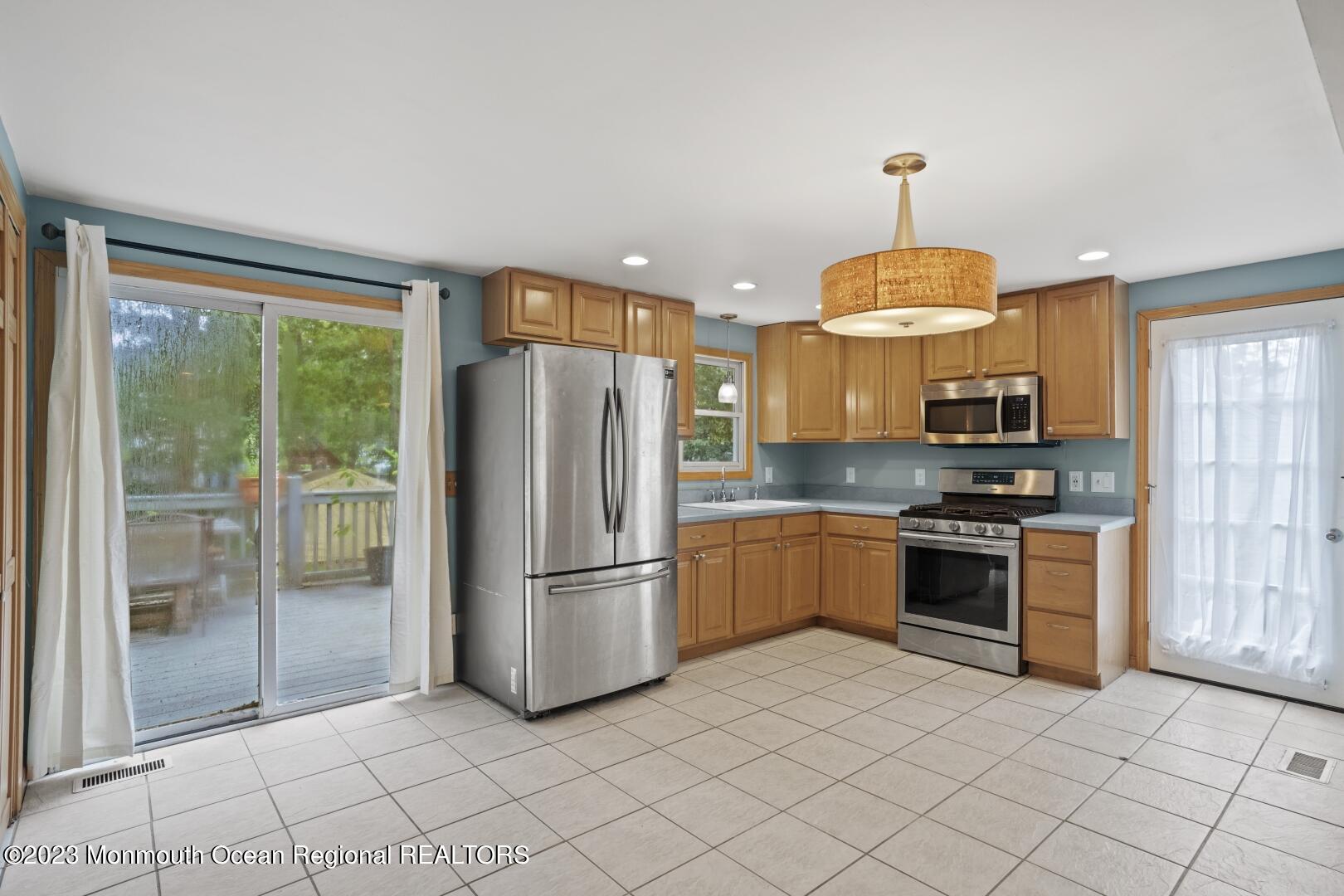 147 Riptide Avenue Manahawkin, NJ 08050 - Photo 10 of 32 147 Riptide Ave (10)