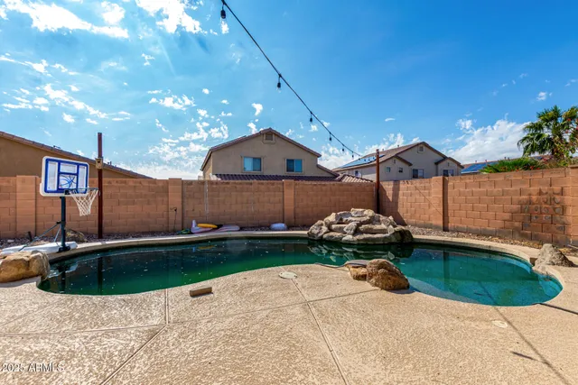 a view of a backyard