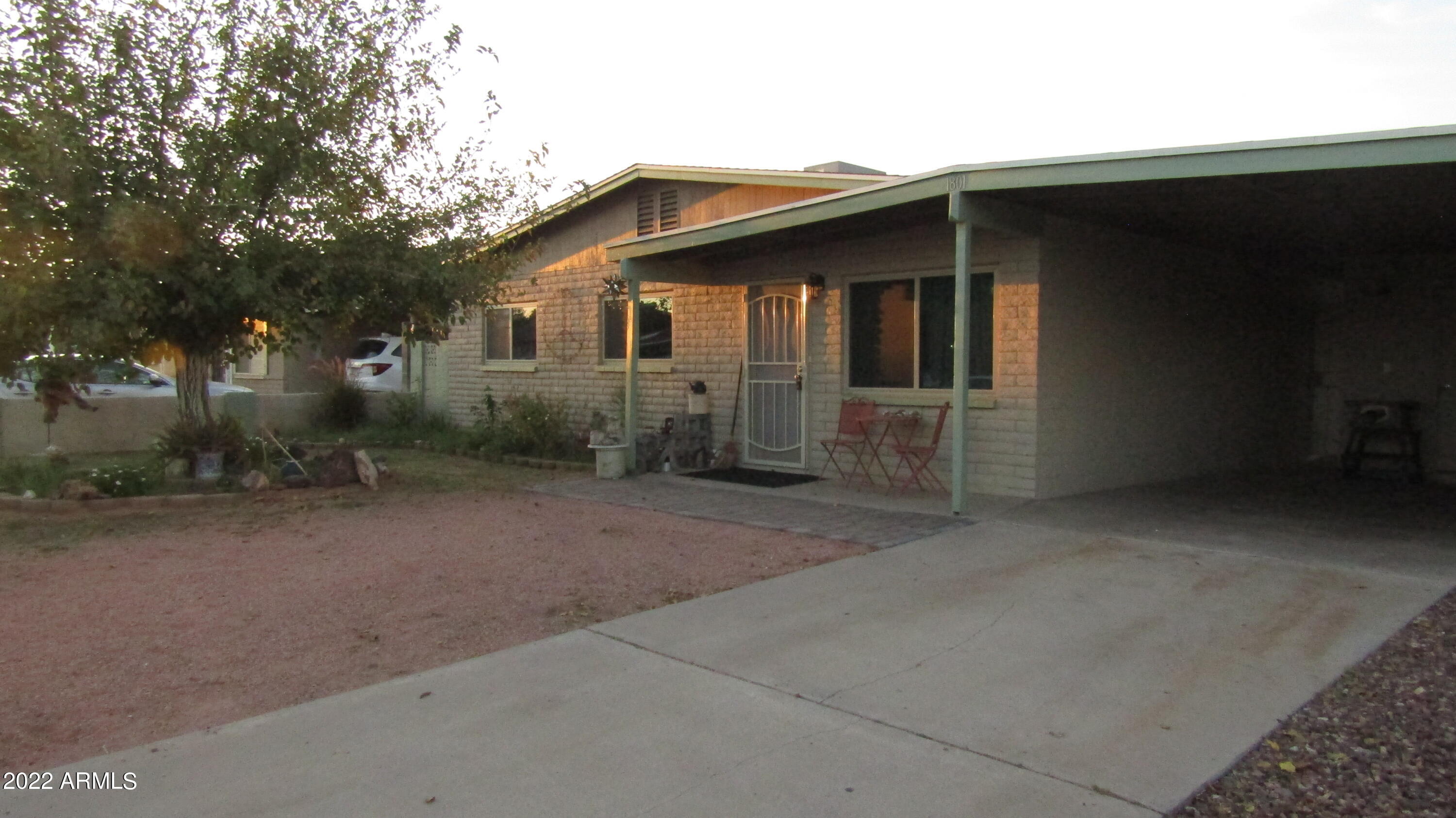 1801 West Carson Road Phoenix, AZ 85041 - Photo 3 of 20 20220904062041_IMG_1539