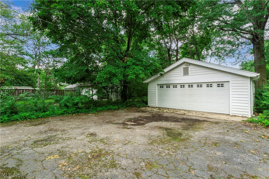 2512 Lee Road Cleveland, OH 44118 - Photo 34 of 35 2 car garage