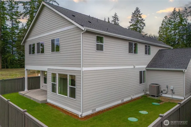 a view of a yard with a house
