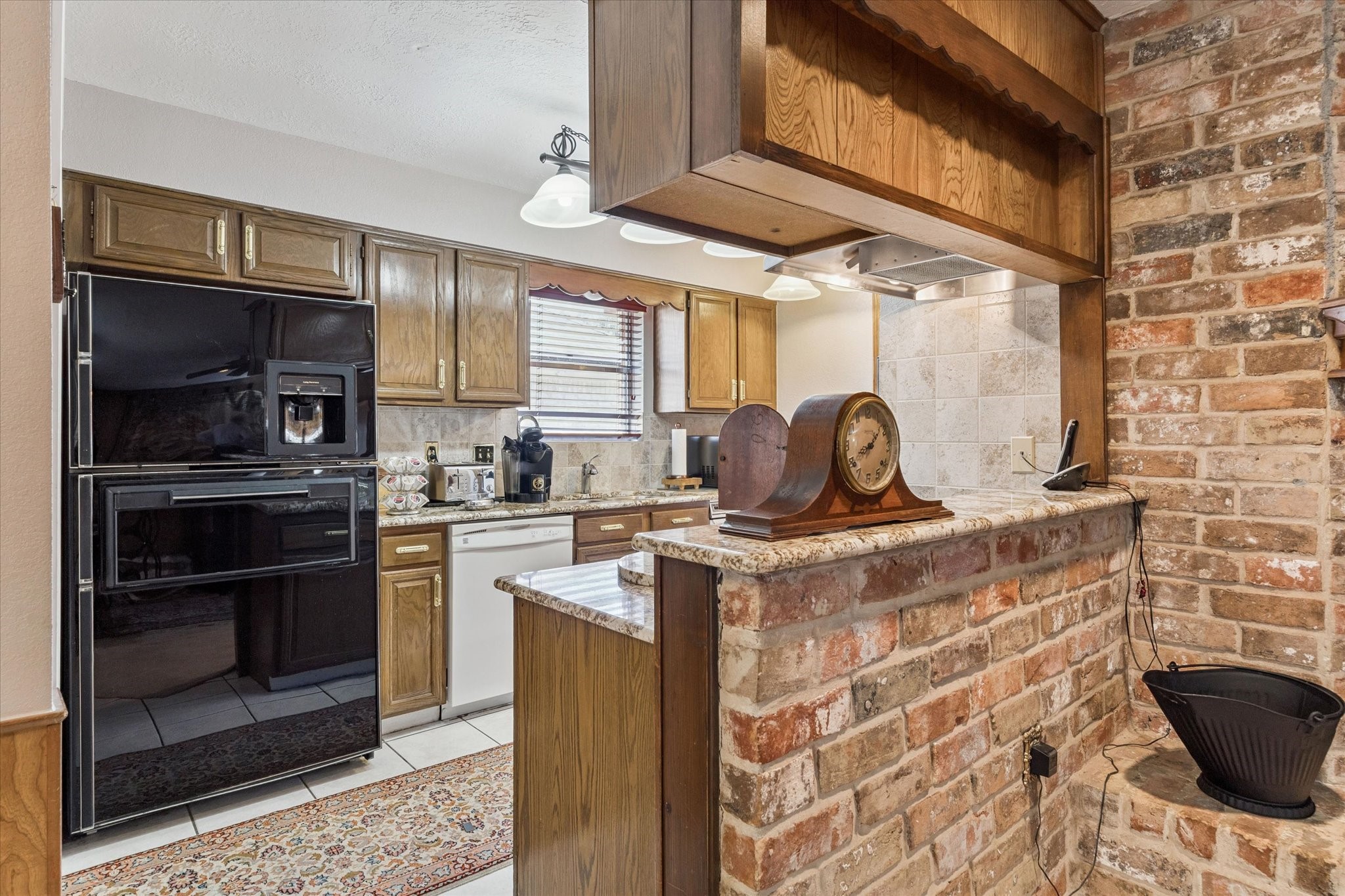 3019 Stetson Lane Houston, TX 77043 - Photo 14 of 28 Charming kitchen boasting ample counter space and warm natural light, perfect for family gatherings.