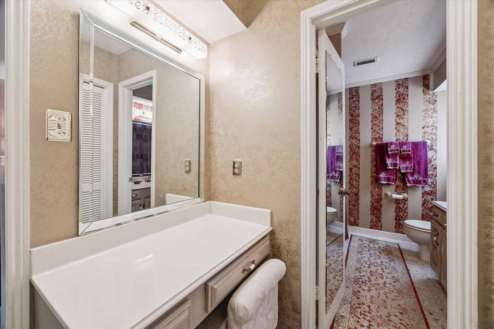 3019 Stetson Lane Houston, TX 77043 - Photo 20 of 28 Private en-suite bath with modern fixtures and clean design.