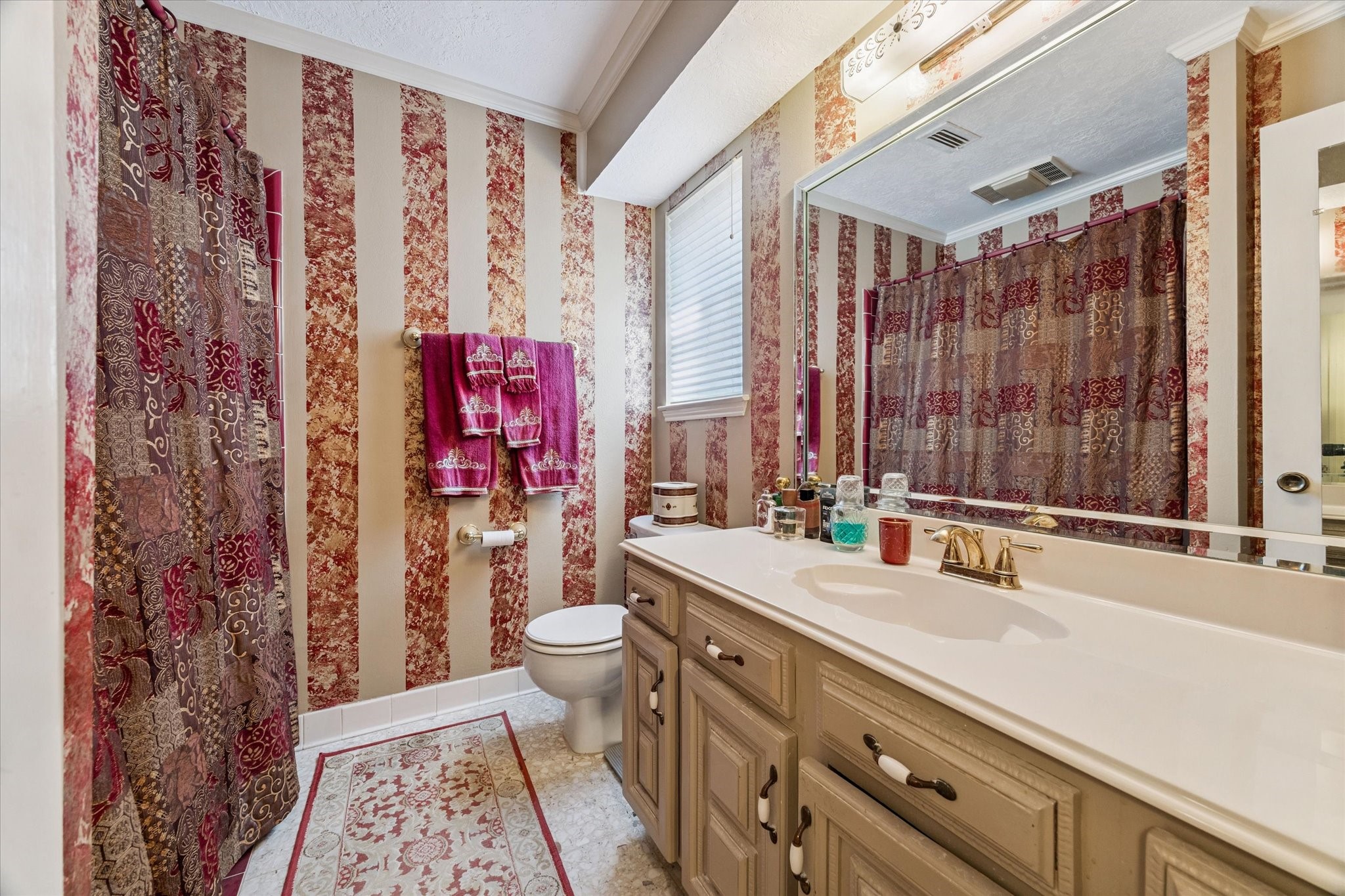 3019 Stetson Lane Houston, TX 77043 - Photo 21 of 28 Bright en-suite bath offering convenience and privacy.