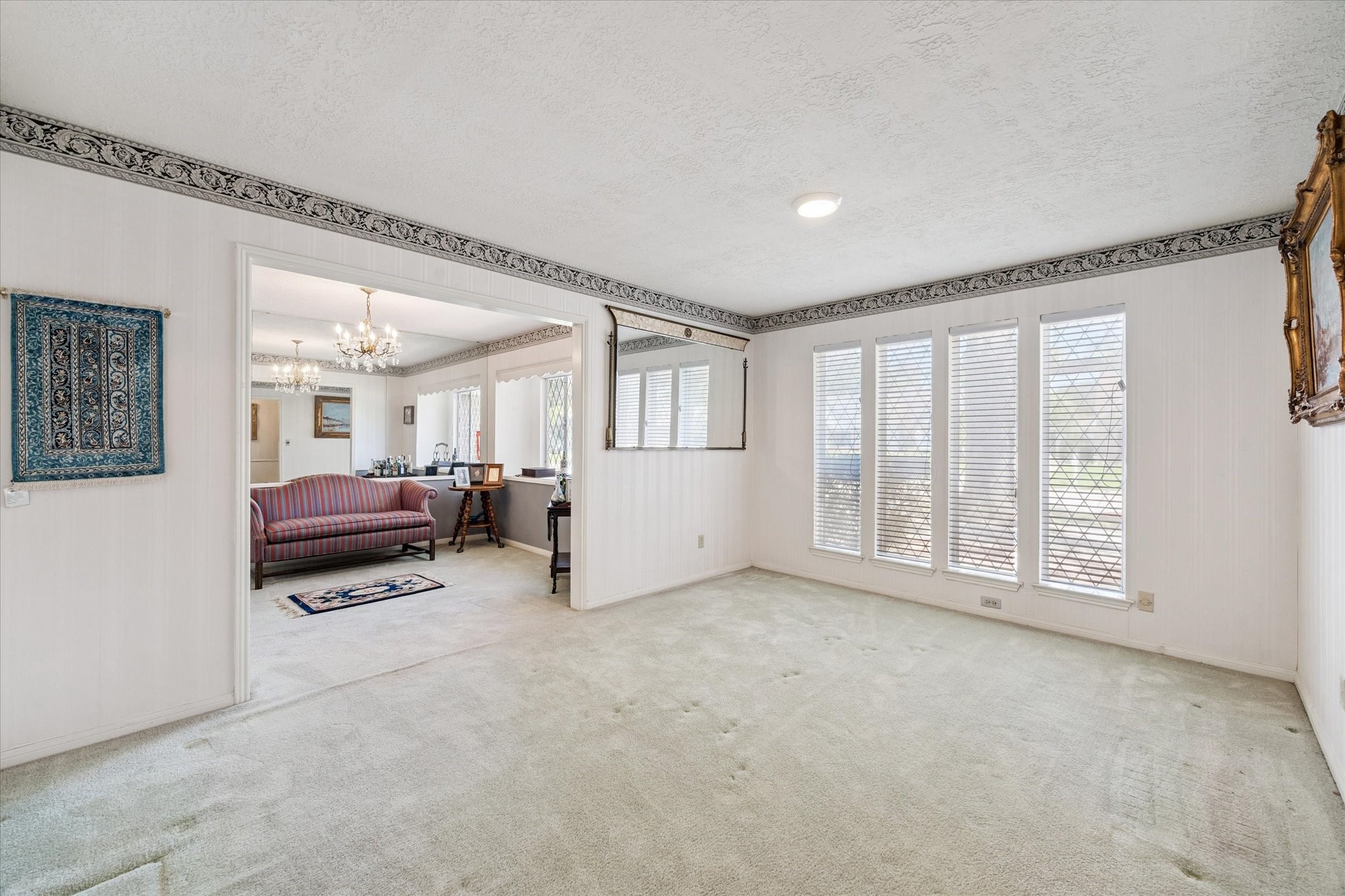 3019 Stetson Lane Houston, TX 77043 - Photo 6 of 28 Spacious room with natural light, decorative border trim, and open sightlines to adjacent rooms.