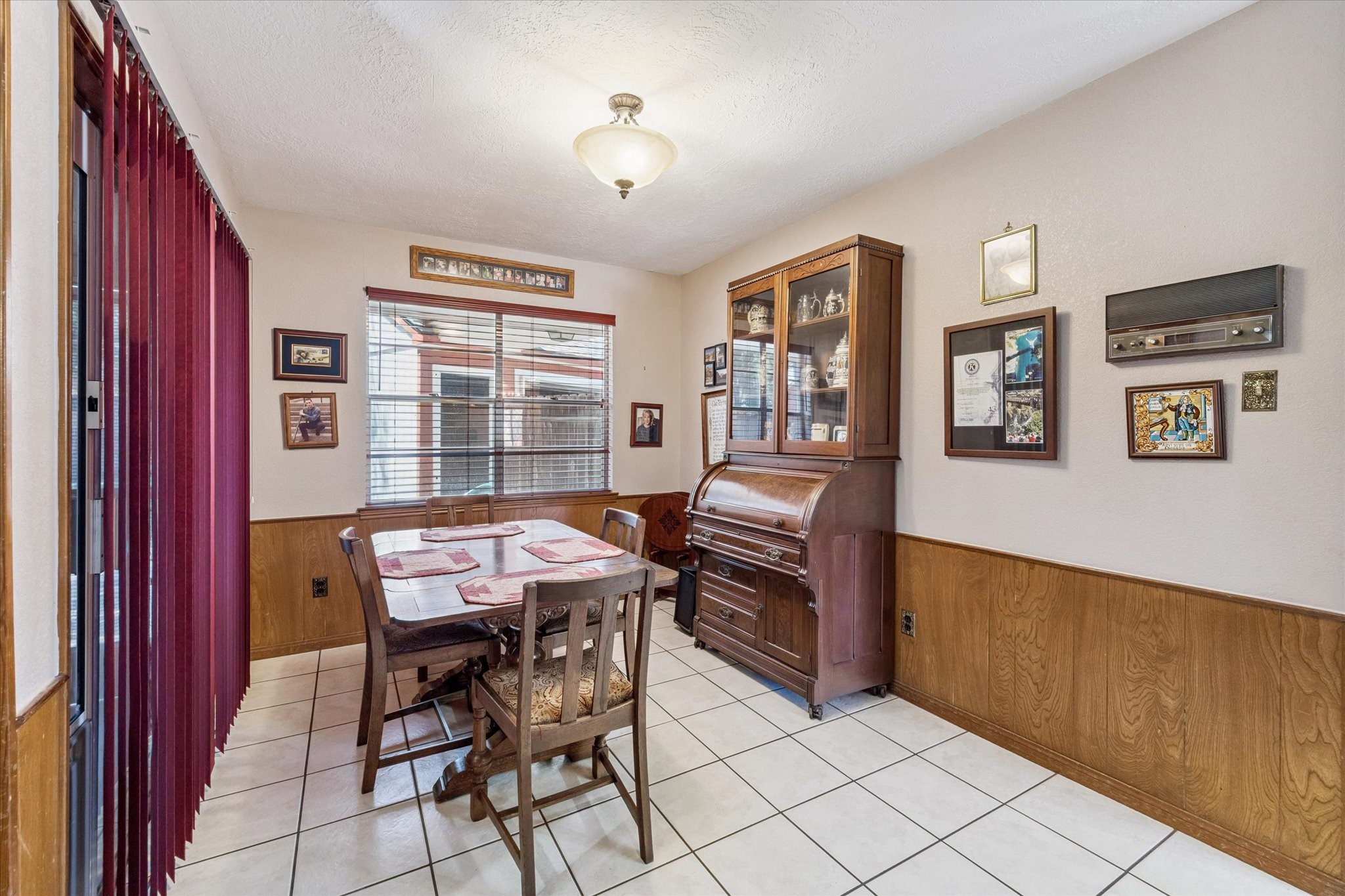 3019 Stetson Lane Houston, TX 77043 - Photo 9 of 28 Inviting dining area with vintage charm.