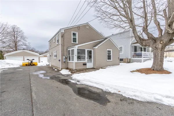 $2,100 | 31 Kirby Street, Unit 1, Barrington, RI 02806