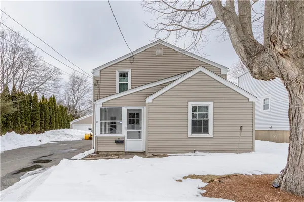 $2,100 | 31 Kirby Street, Unit 1, Barrington, RI 02806