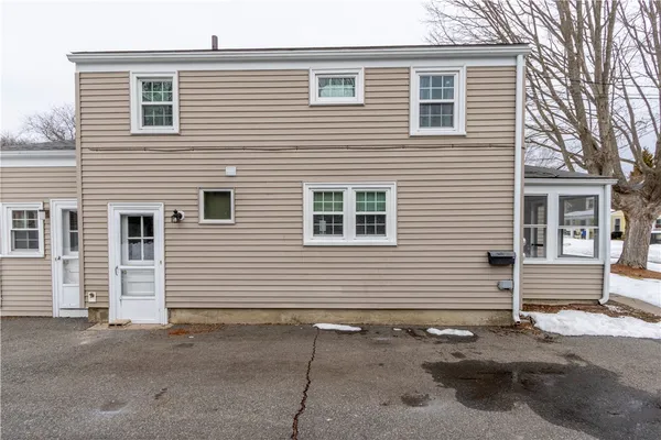 $2,100 | 31 Kirby Street, Unit 1, Barrington, RI 02806
