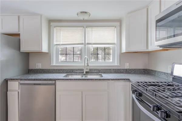 $2,100 | 31 Kirby Street, Unit 1, Barrington, RI 02806