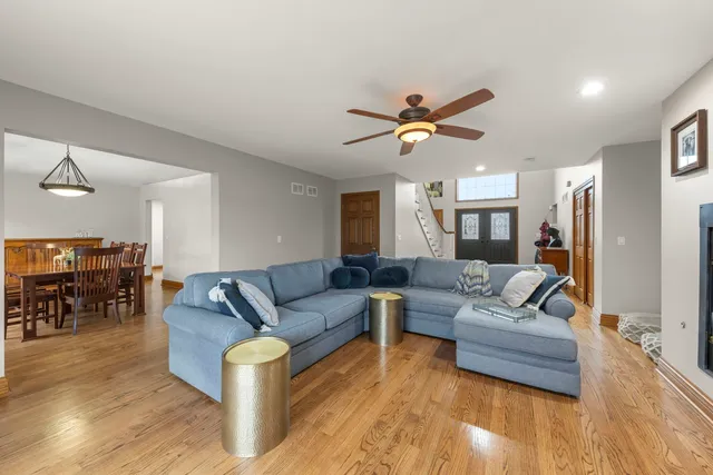 $909,900 | 393 16th Place, Lombard, IL 60148