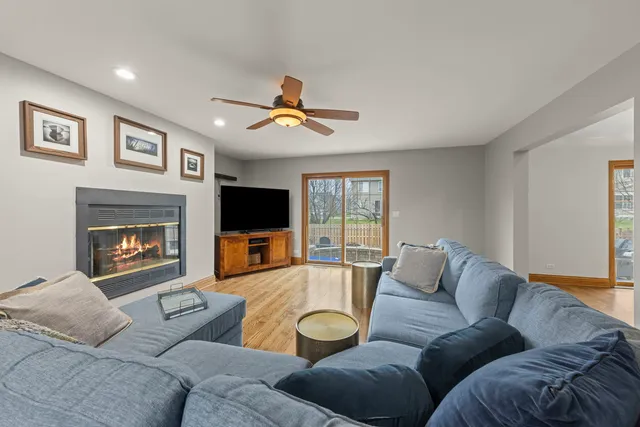 $909,900 | 393 16th Place, Lombard, IL 60148