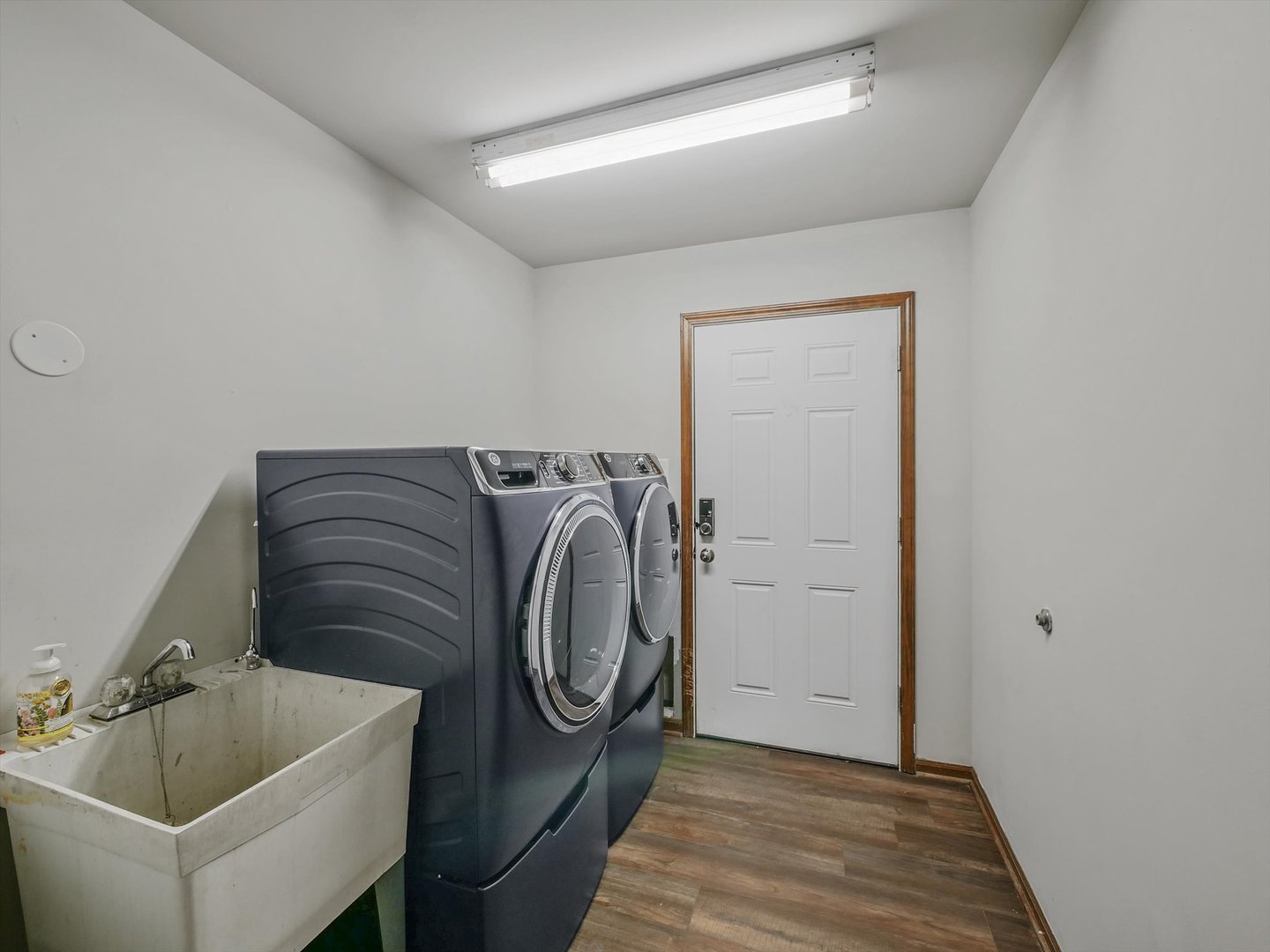 7240 West Colleen Court Monee, IL 60449 - Photo 20 of 57 a utility room with dryer and washer