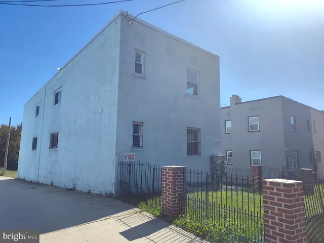 a view of a back yard of the house