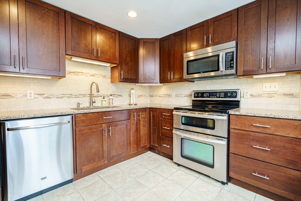 5 Davis Road Tewksbury, MA 01876 - Photo 9 of 27 Gallery Image 9
