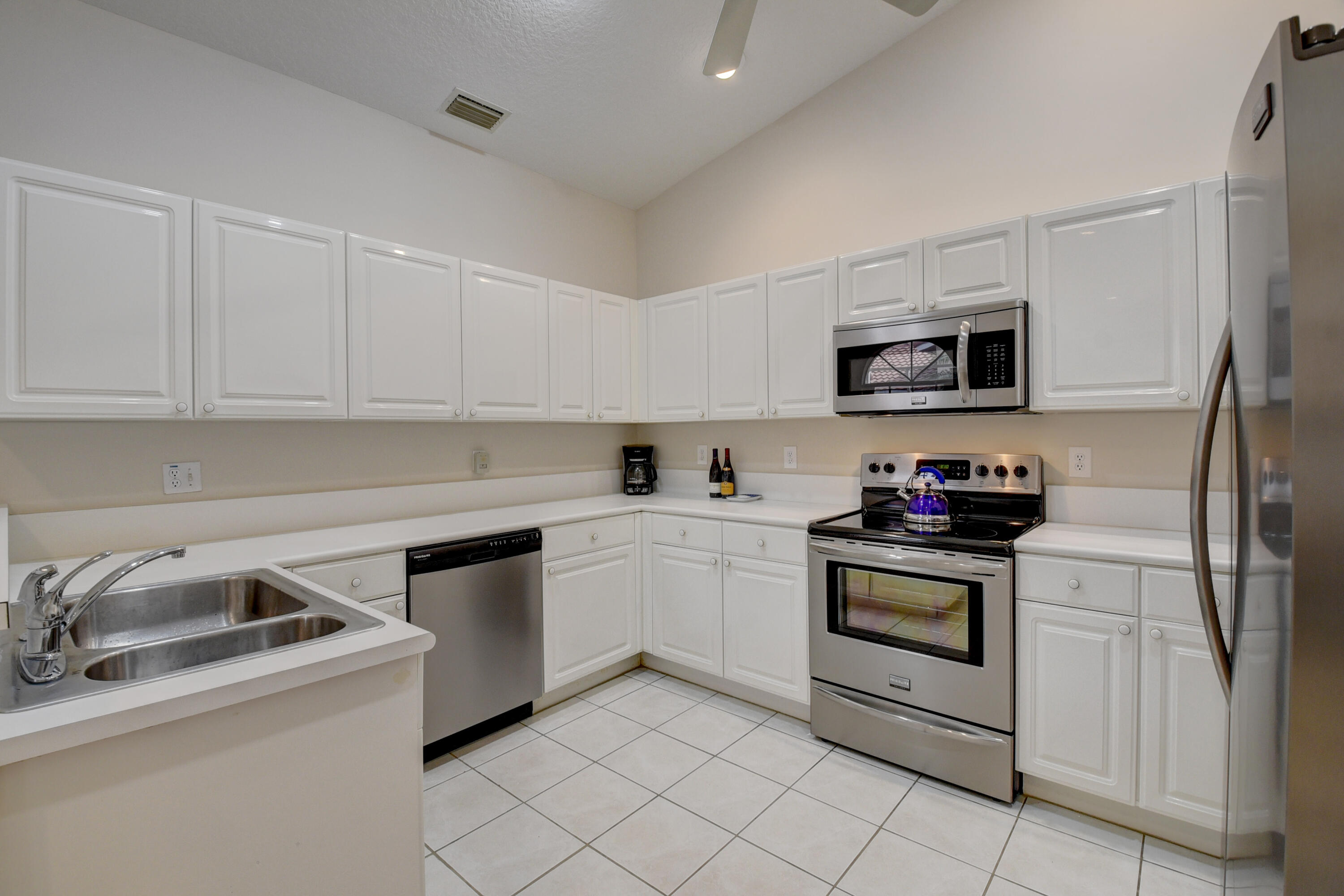 8230 Vía Bella Boca Raton, FL 33496 - Photo 11 of 56 Kitchen