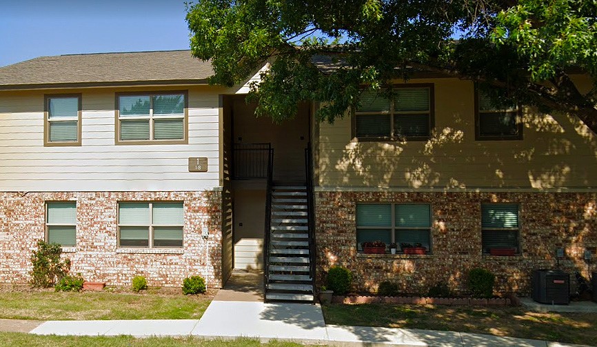 401 North Shady Shores Road Lake Dallas, TX 75065 - Photo 4 of 7 front view of a house
