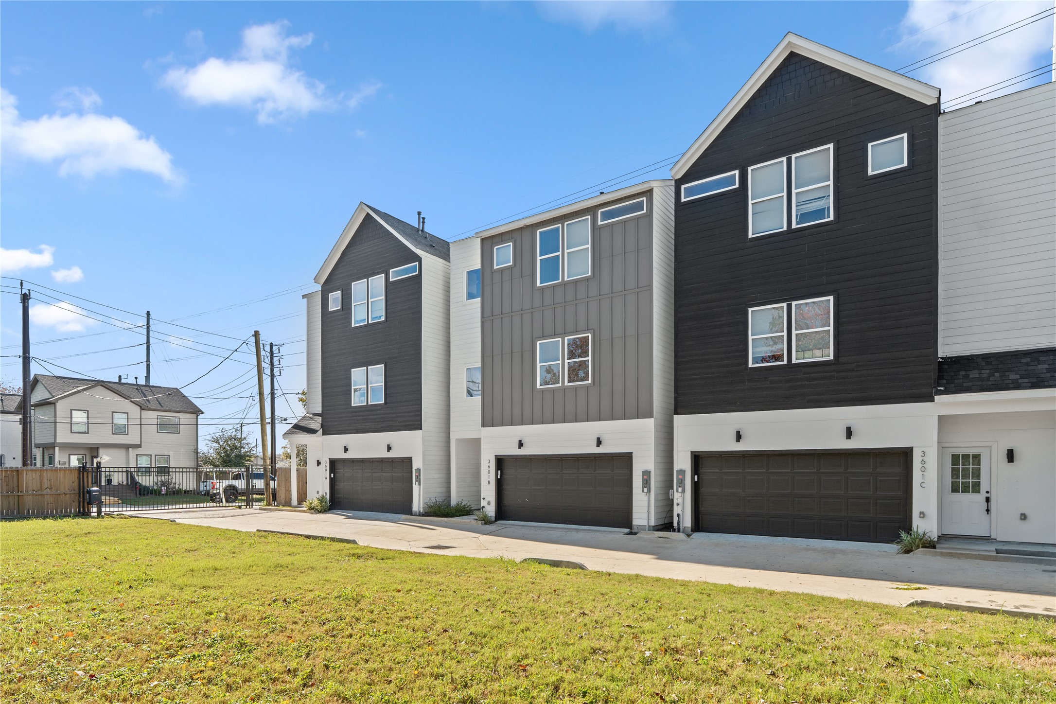 3601 Rebecca Street, Unit A Houston, TX 77021 - Photo 29 of 29 a front view of a house with a yard