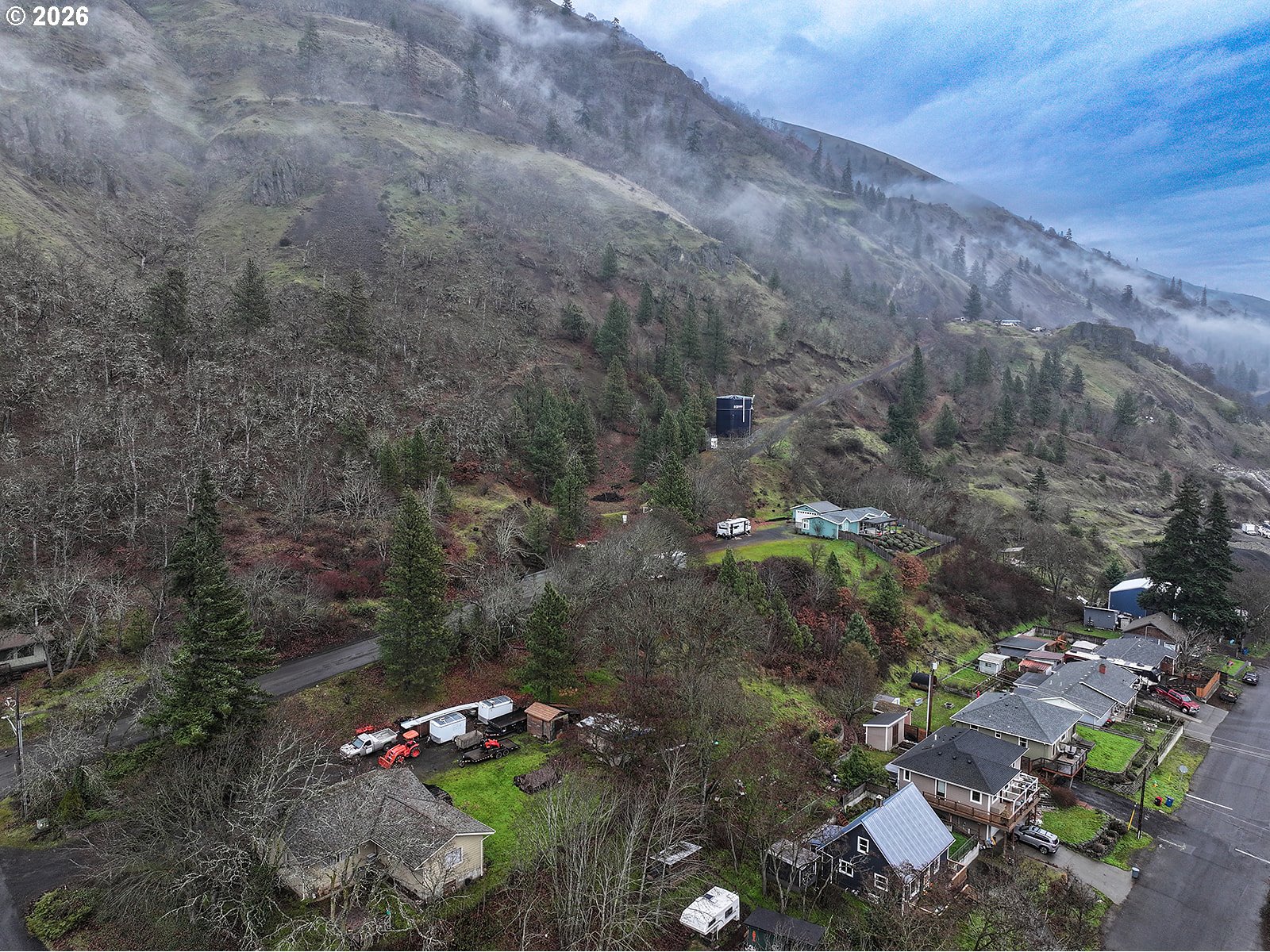 2 East Franklin Street Bingen, WA 98605 - Photo 13 of 16 a backyard of a house with lots of green space
