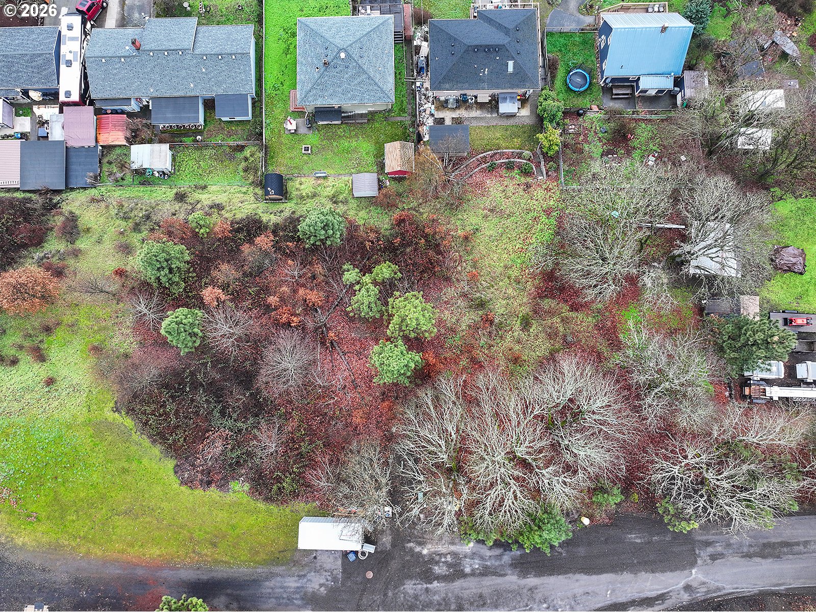2 East Franklin Street Bingen, WA 98605 - Photo 5 of 16 a backyard of a house with a yard and outdoor seating