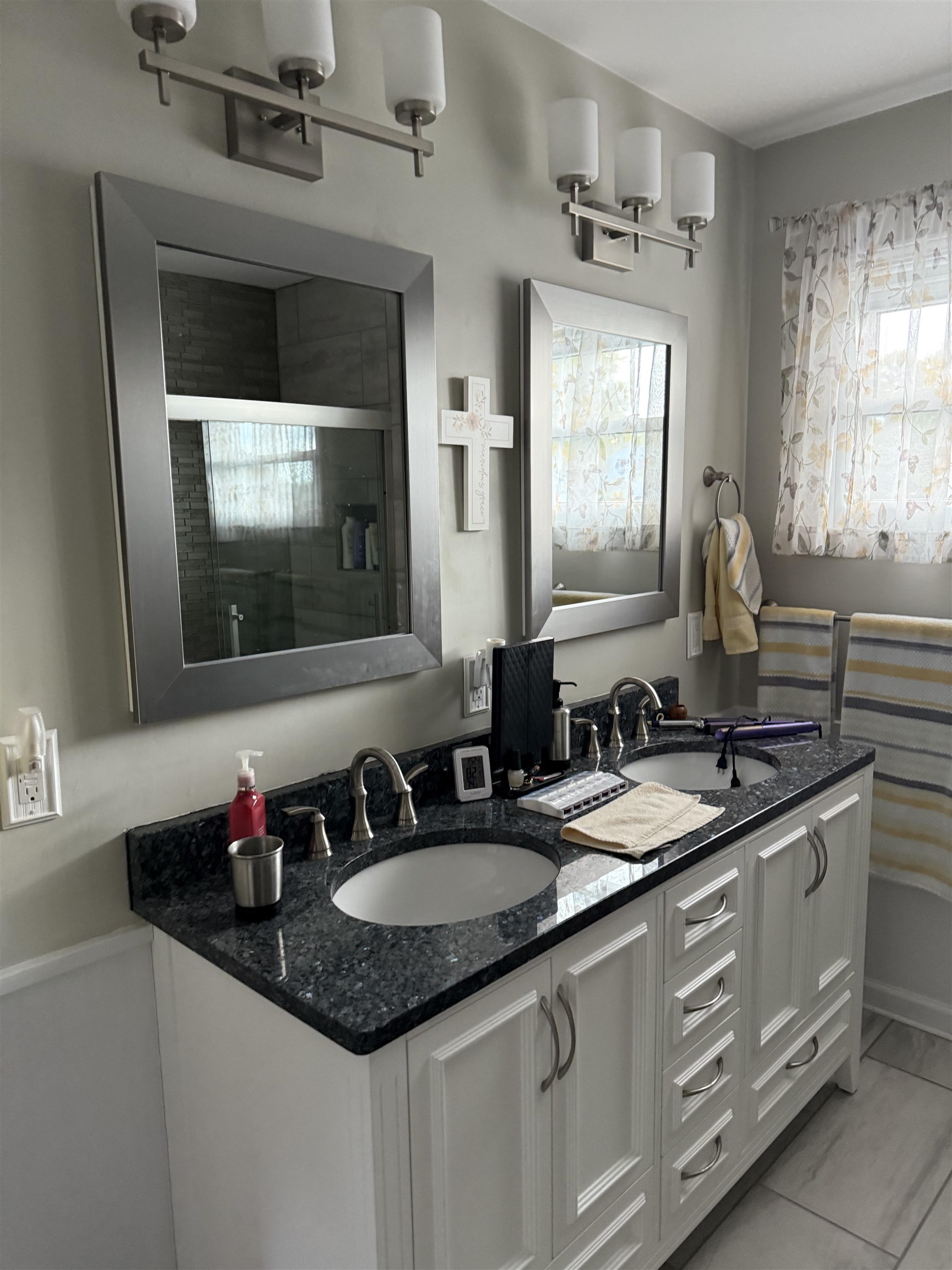 1909 West Laurel Street Freeport, IL 61032 - Photo 20 of 32 a bathroom with double sink and a mirror