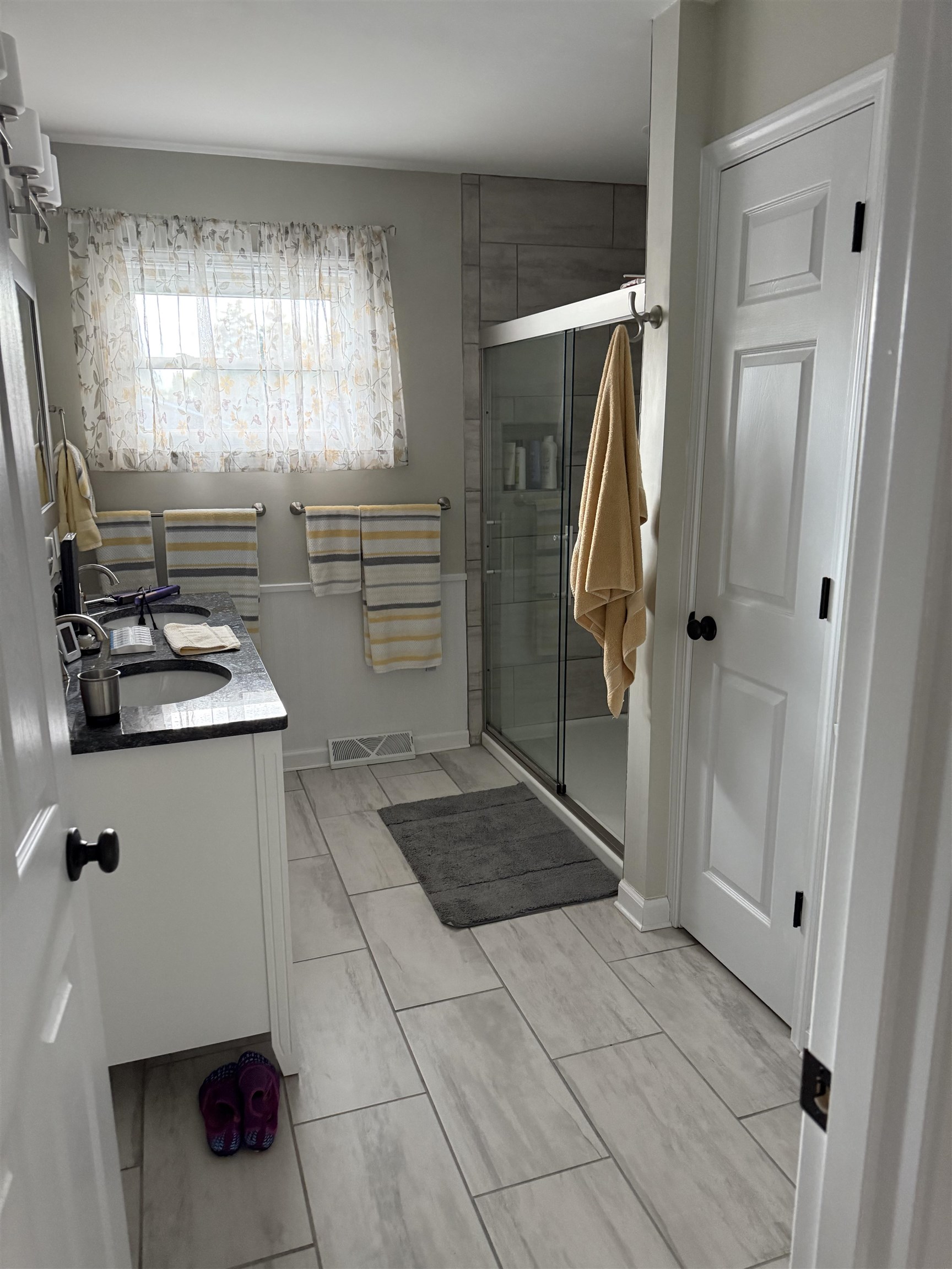 1909 West Laurel Street Freeport, IL 61032 - Photo 21 of 32 a kitchen with stainless steel appliances kitchen island granite countertop a refrigerator and a sink