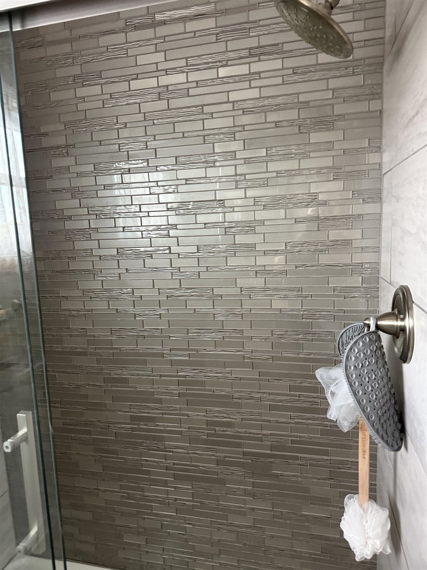 1909 West Laurel Street Freeport, IL 61032 - Photo 22 of 32 a bathroom with a shower