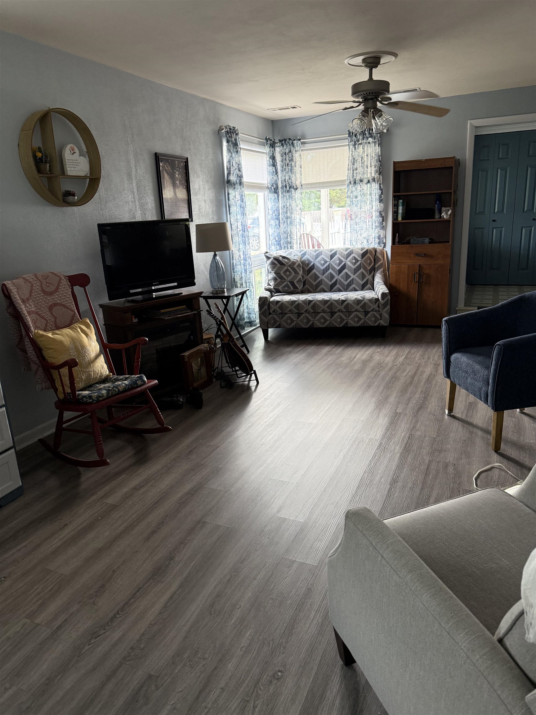 1909 West Laurel Street Freeport, IL 61032 - Photo 4 of 32 a living room with furniture and a flat screen tv