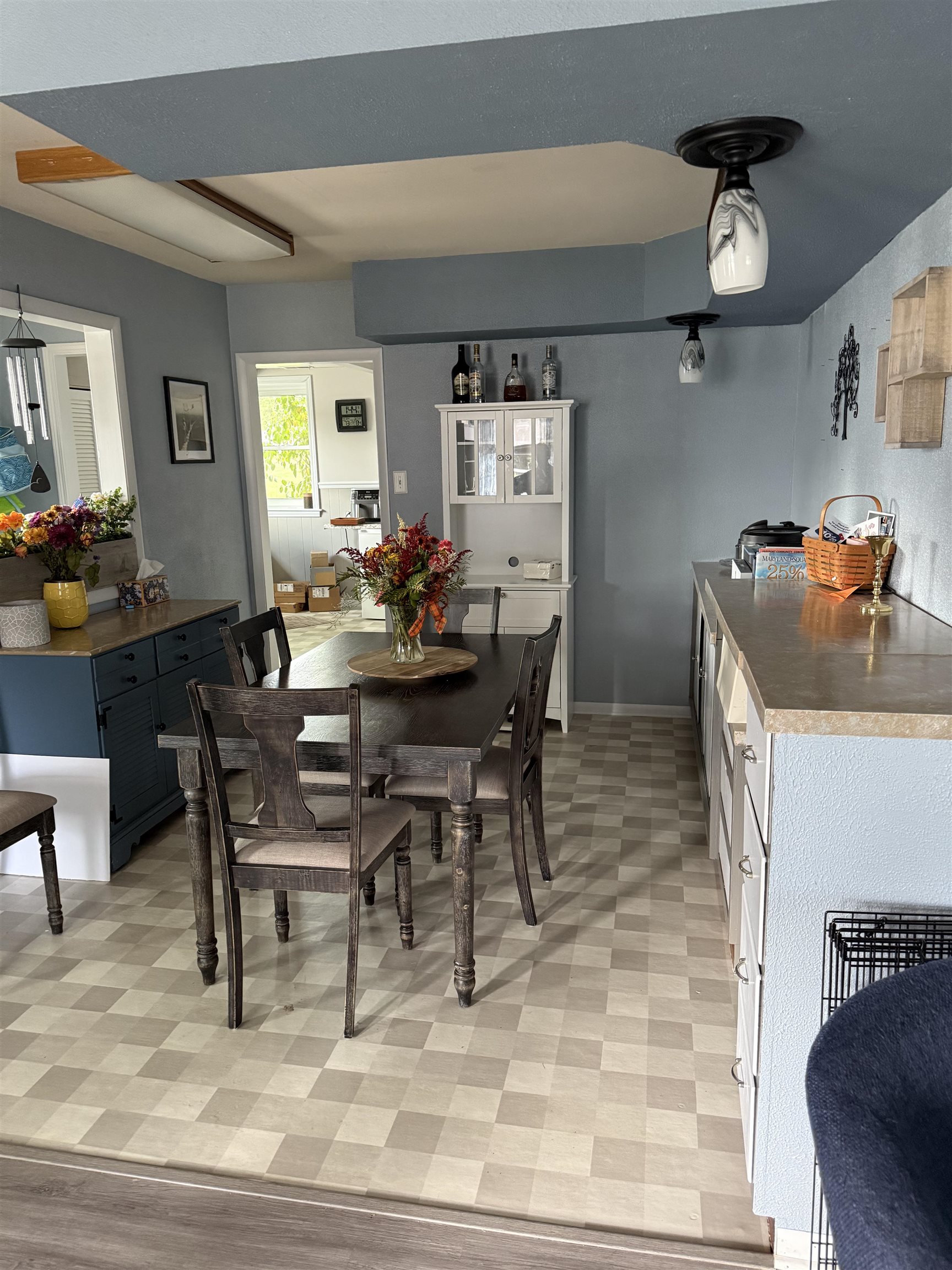 1909 West Laurel Street Freeport, IL 61032 - Photo 7 of 32 a dining room with furniture and window