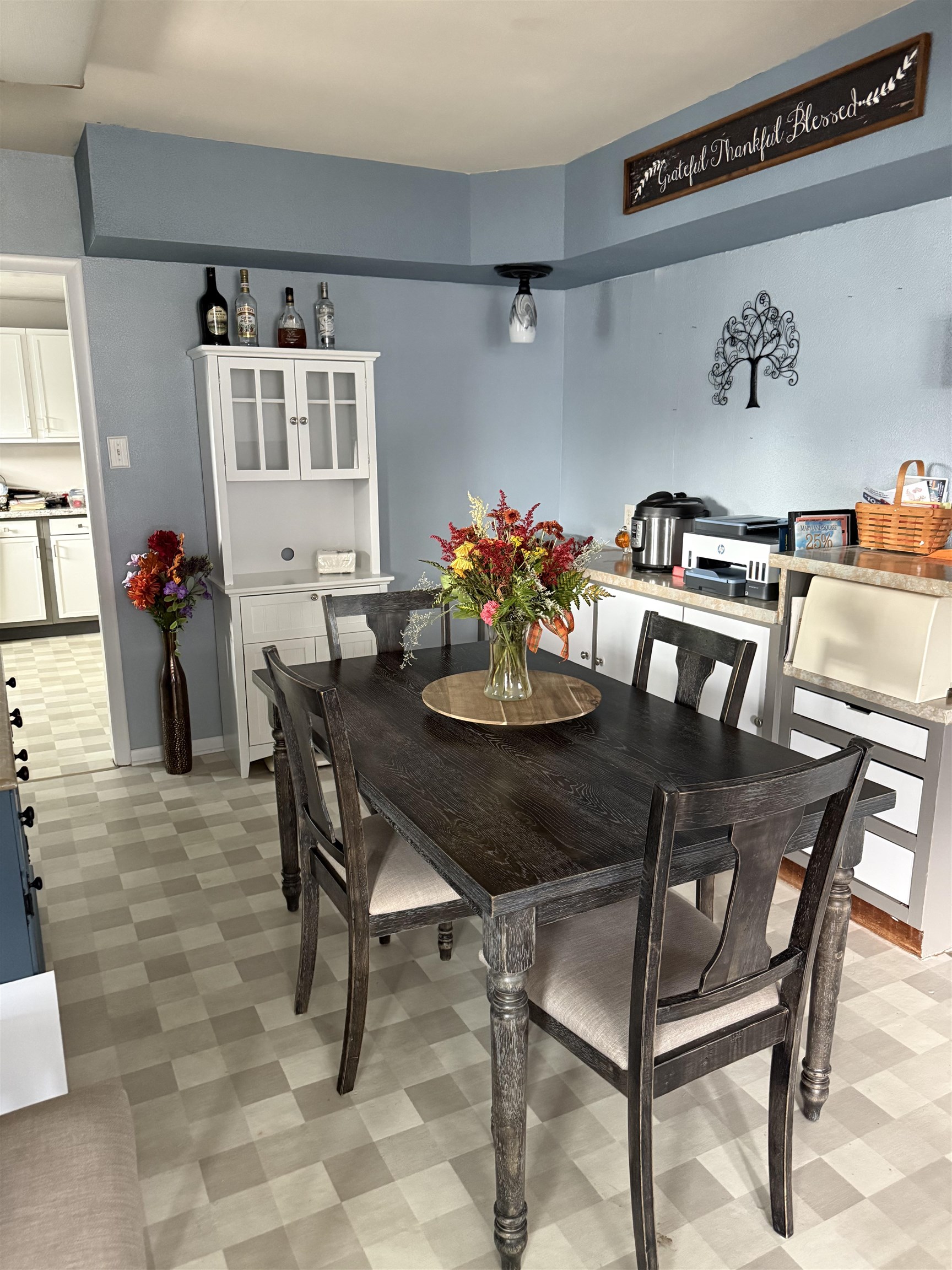 1909 West Laurel Street Freeport, IL 61032 - Photo 8 of 32 a dining room with furniture and window