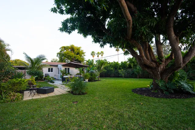 a view of yard with green space