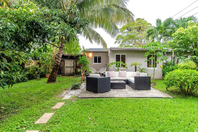 a view of a house with backyard and garden